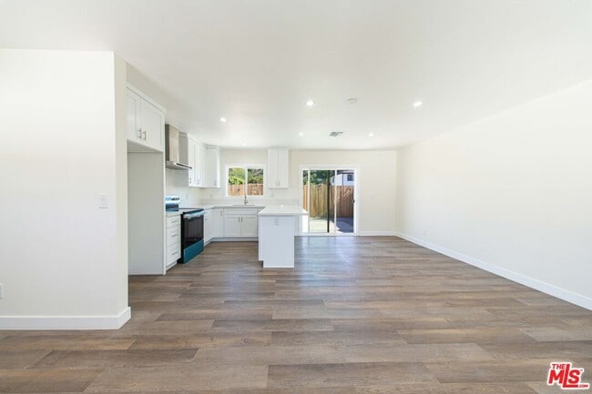 Building Photo - 8430 Glenoaks Blvd