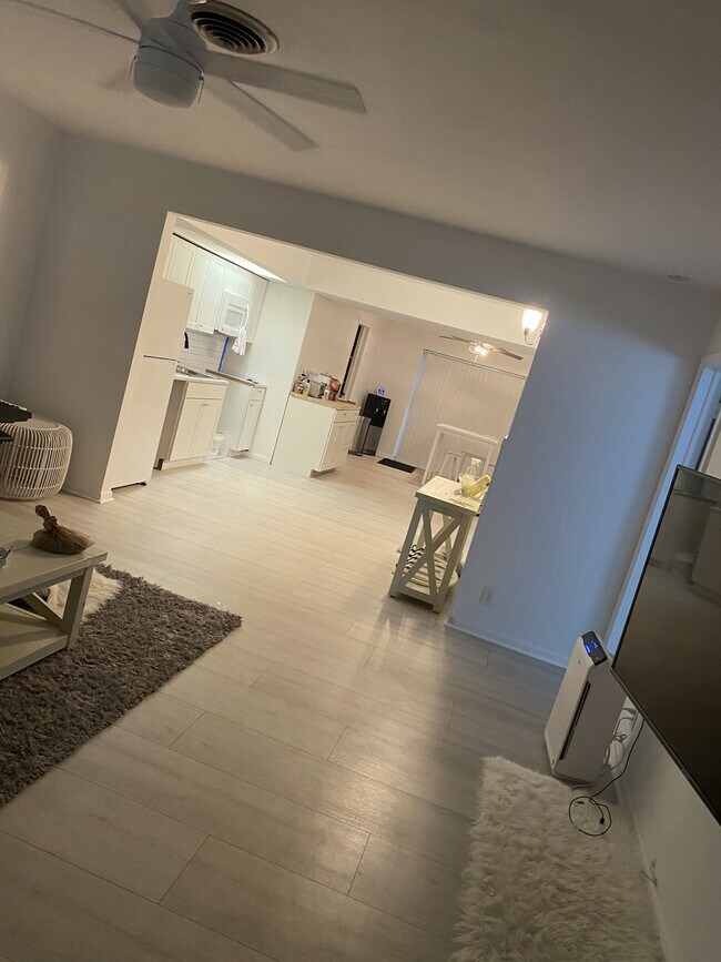 Building Photo - 2856 NE 5th Ave