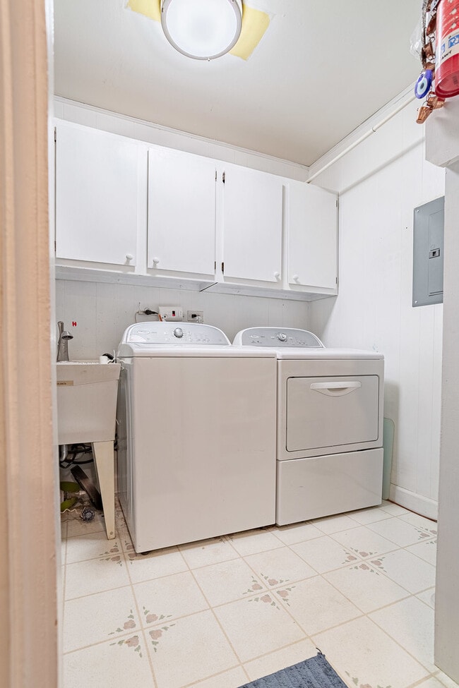 Building Photo - 3890 Gregory Dr