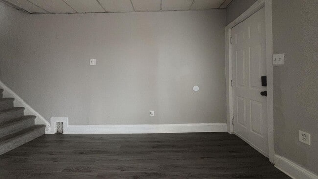 Building Photo - Renovated Three Bedroom w/ New Flooring throughout in Southwest
