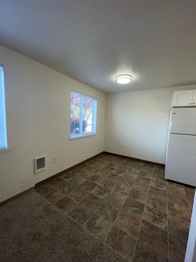 Building Photo - Rent Special: 1/2 Off First Full Months Rent!! Ground Level Unit