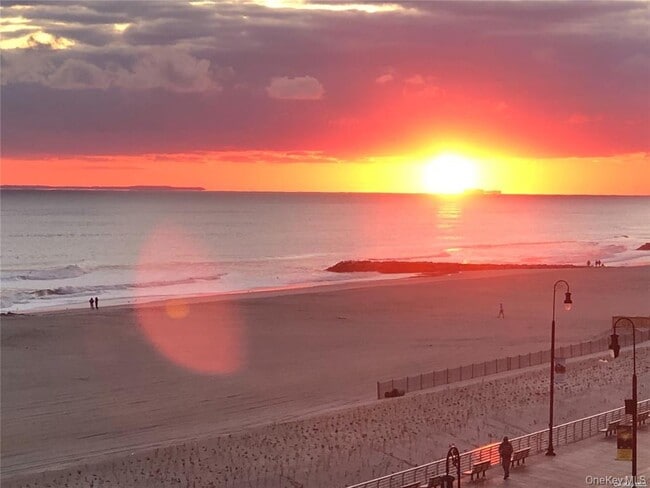 Building Photo - 170 W Broadway