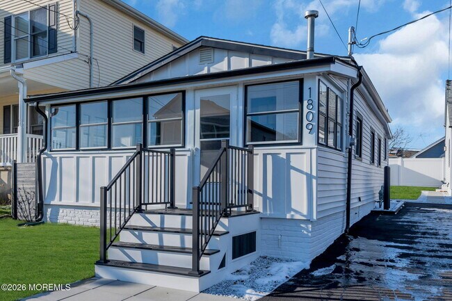 Building Photo - 1807-1809 Laurel Terrace