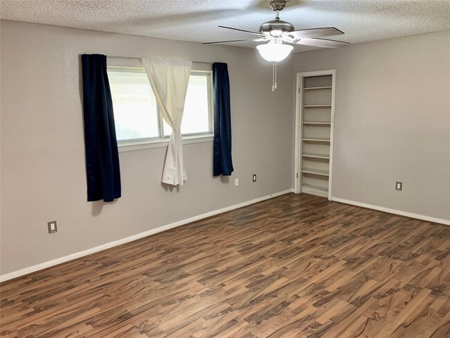 Building Photo - 9914 El Chaco Dr