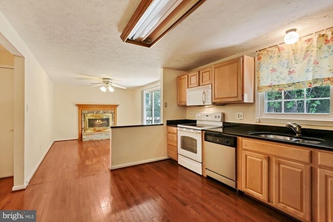 Building Photo - 9404 Mirror Pond Dr