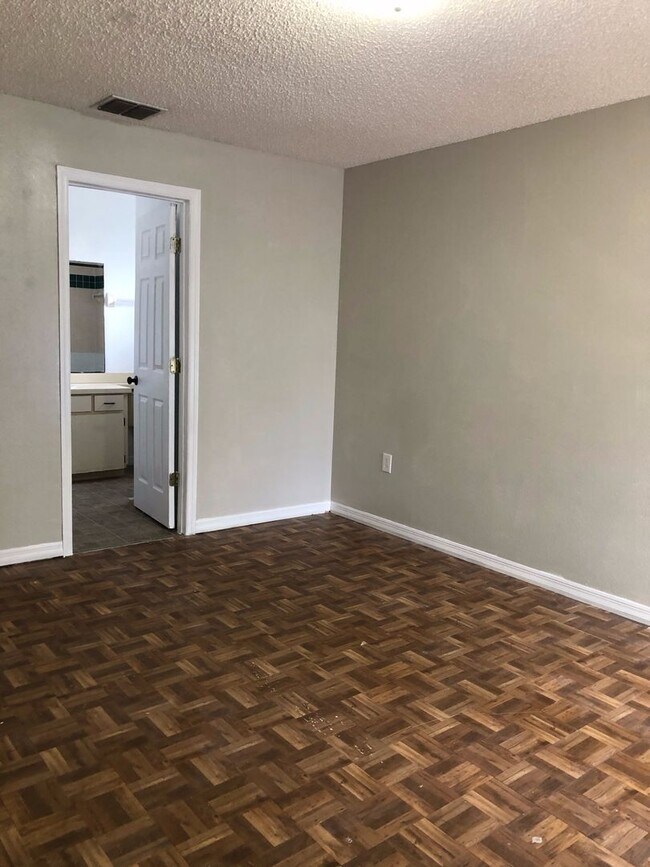 Building Photo - 3 Bed 2 Bath Home | Pet Friendly with Fenced Yard | Washer Dryer Hook Ups | Section 8 Welcome