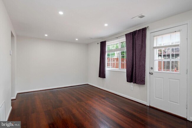 Building Photo - 6324 Lightburn Ct