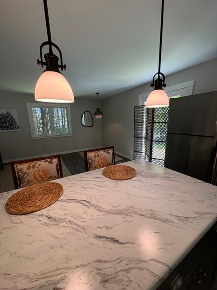 counter seating and LR/DR combo - 3819 VT-44