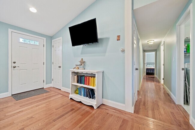 Building Photo - 36 Cranberry Ave