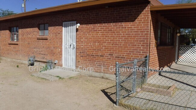 Building Photo - 4525 E 17th St