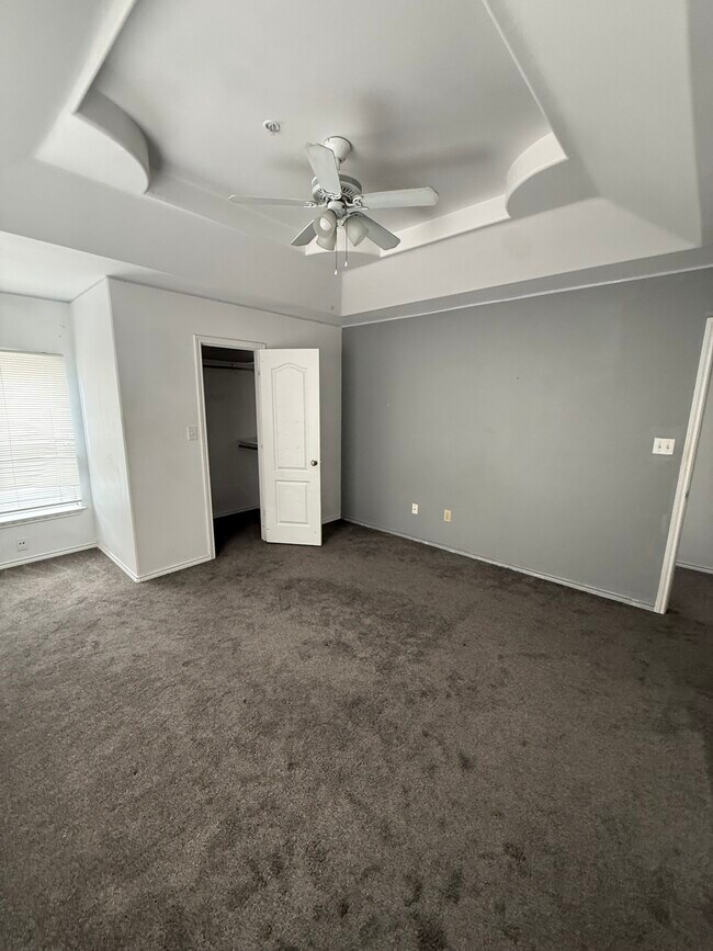 Building Photo - 1304 W Kiwi Ave