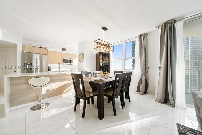 Building Photo - 1155 Brickell Bay Dr