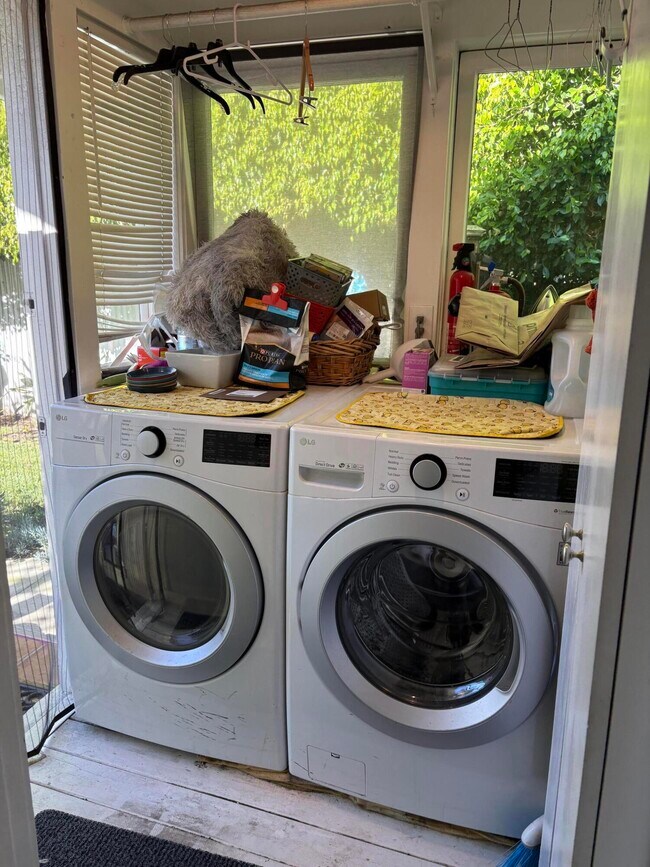 Building Photo - 839 N Orange Dr