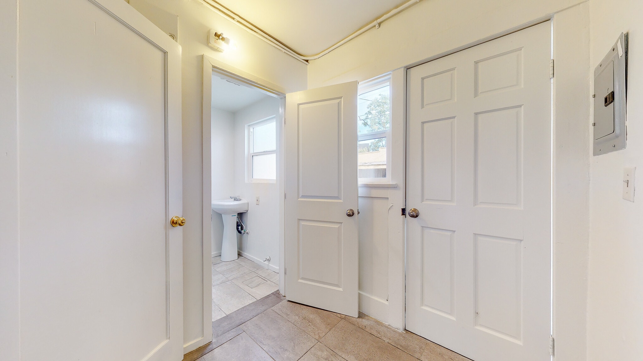 Building Photo - 1436 S Norton Ave