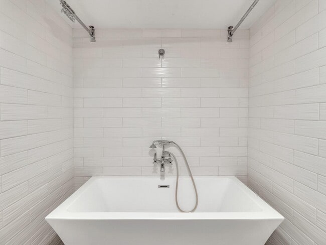 Building Photo - 544 W 17th Pl