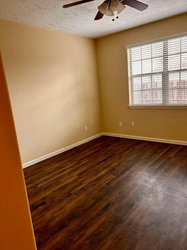 Building Photo - 21421 E Wallis Dr