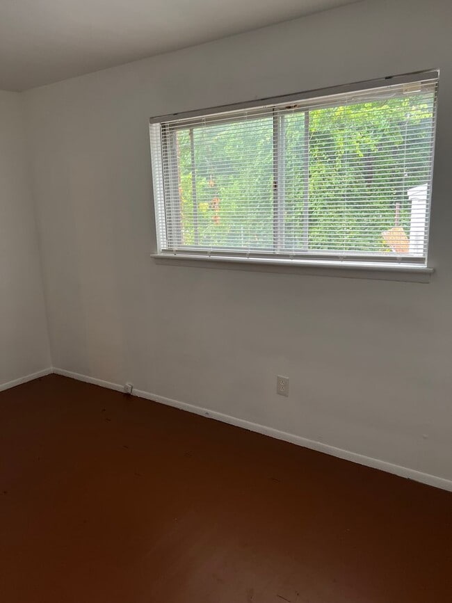 Building Photo - 3 Bedroom 1.5 Bath - $1200