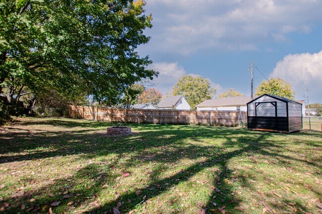 Building Photo - Pet Friendly Three Bedroom!