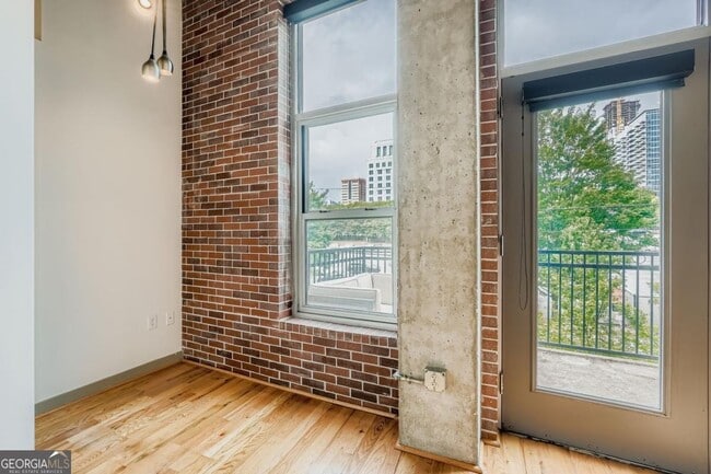 Building Photo - 1023 Juniper St NE