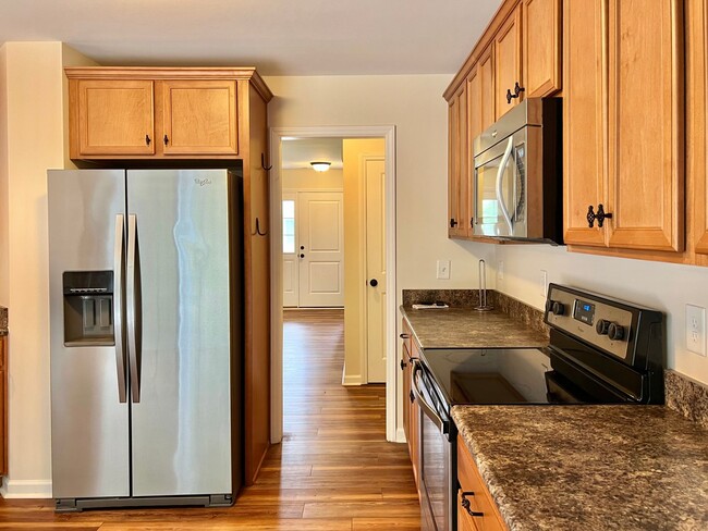 Building Photo - Sellhorn Heights Beauty, 4BR/2.5BA, Fenced...