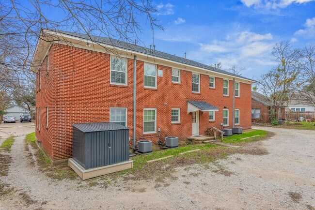 Building Photo - Cozy 2 Bedroom Apartment Available for Aug...