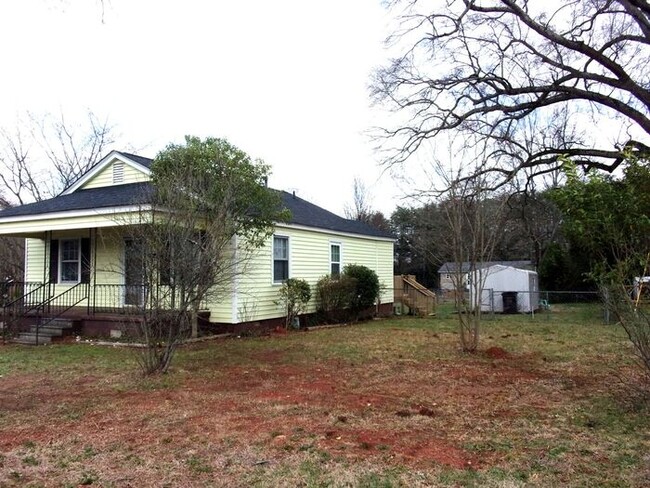 Building Photo - 2 Bedroom 1 Bath Home - Recently Updated w...