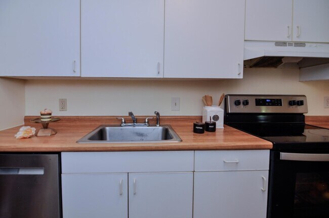 Building Photo - 609 Watersedge Dr