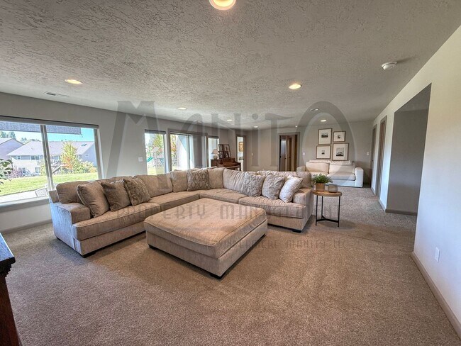 Building Photo - Spacious Eagle Ridge Home
