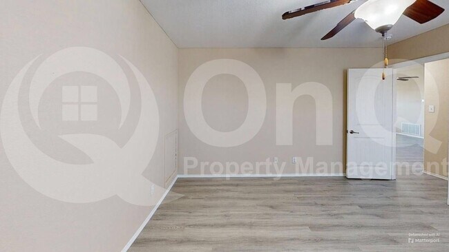 Building Photo - 400 Plum Ct