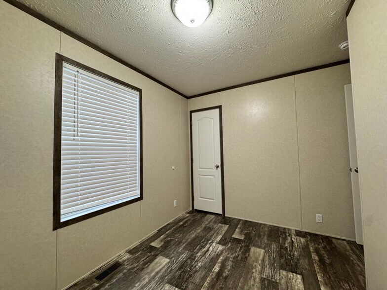 Building Photo - 16152 Notre Dame St