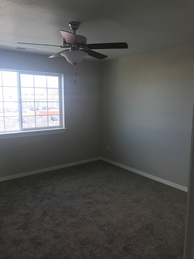 Building Photo - Newer Provo Townhome!
