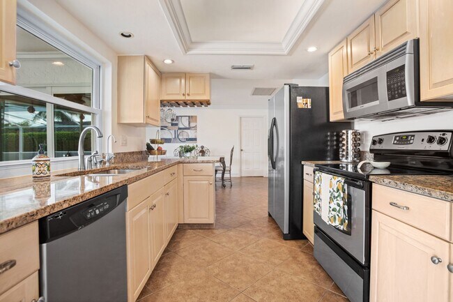 Building Photo - ** VICTORIA PARK ** 4 BED / 2 BATH - POOL ...