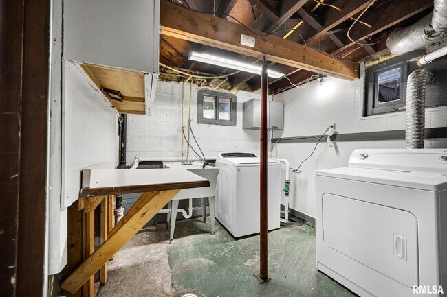 Building Photo - 1413 W Gilbert Ave