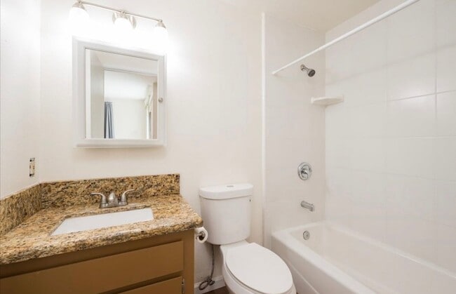 Building Photo - Charming Studio