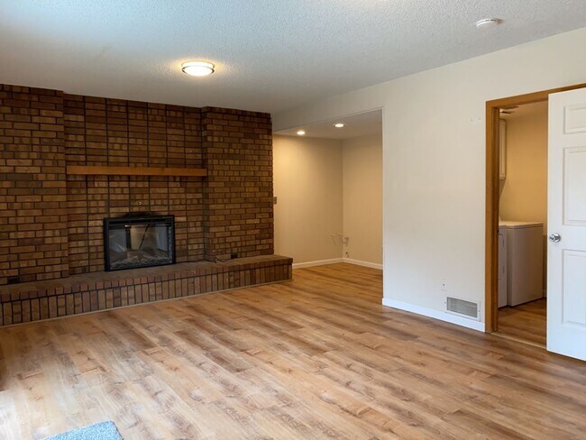 Building Photo - Spacious West-Side Tri-Level Home