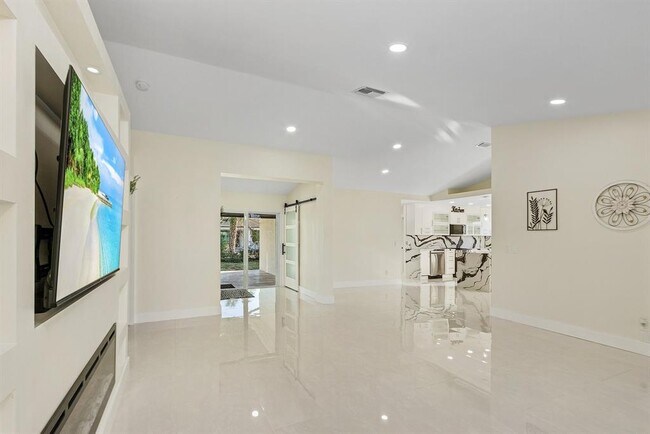 Building Photo - 2320 SW 21st St