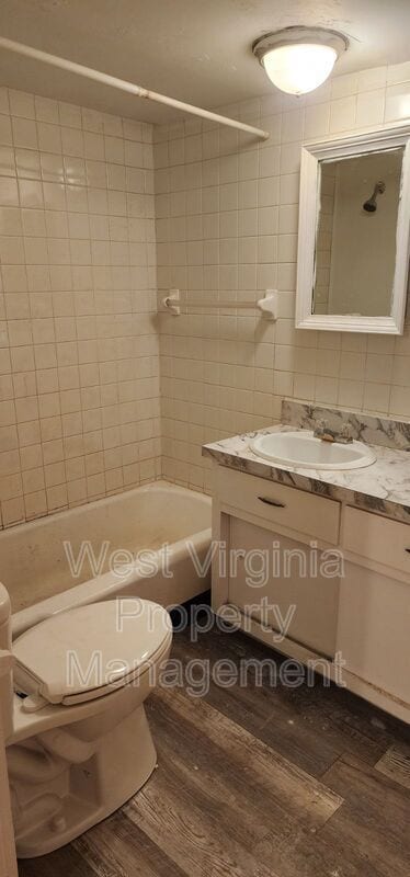 Building Photo - 277 Robinson St