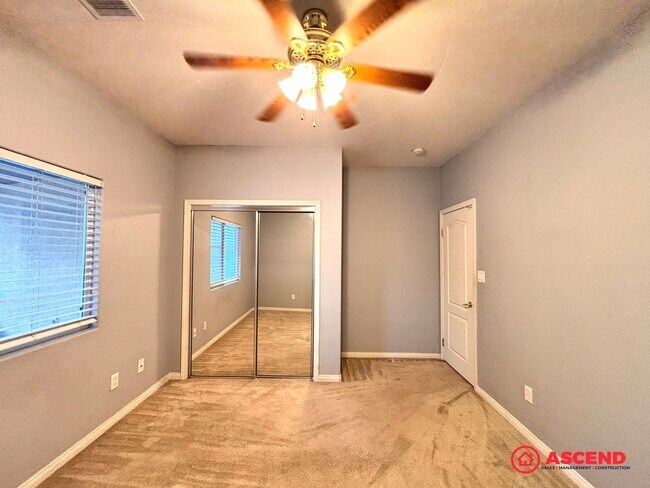 Building Photo - Lovely 5 Bedroom Home In River Oaks Area!