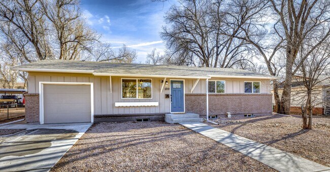 Building Photo - Newly Remodeled 5 Bed Home with Huge Yard