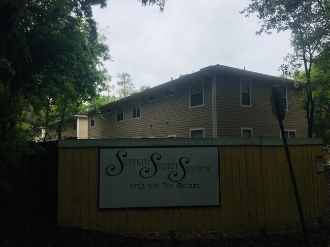 Building Photo - 2 Bedroom 2 1/2 Bath In NW Seventh Street ...