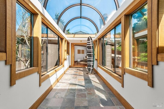 Building Photo - 1100 Bayhills Dr