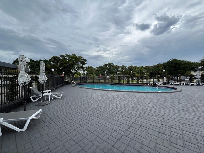 Building Photo - 8020 N Colony Cir