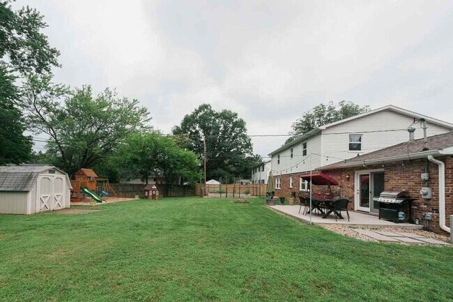 Building Photo - Beautiful home located in Sycamore Knolls!