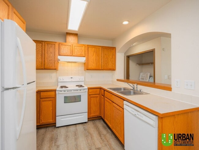 Building Photo - Spacious, clean, modern 4bd/2bth