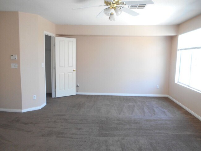 Building Photo - Spacious 4 bedroom Home Located in the Desirable Area of Henderson!