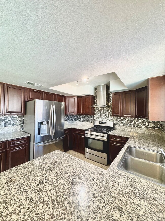 Building Photo - Spacious 4BD/3BA Pool Home with Dual Prima...
