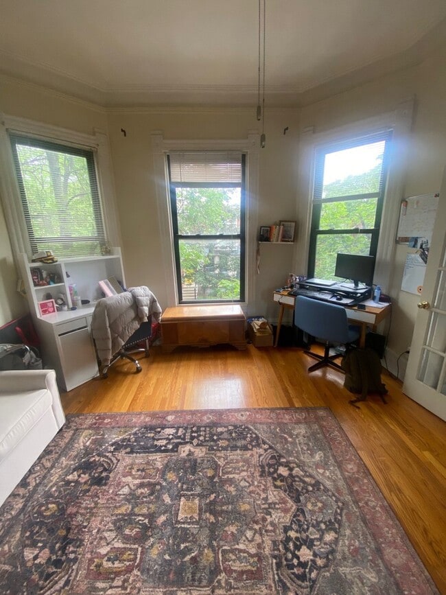 Building Photo - 955 W Dickens Ave