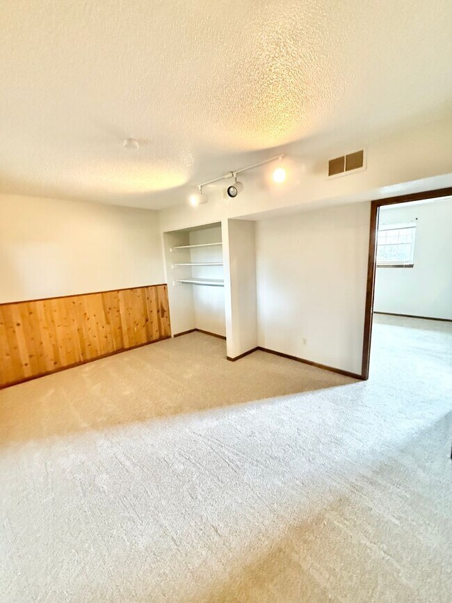 Building Photo - Move in ready home on Flintridge!