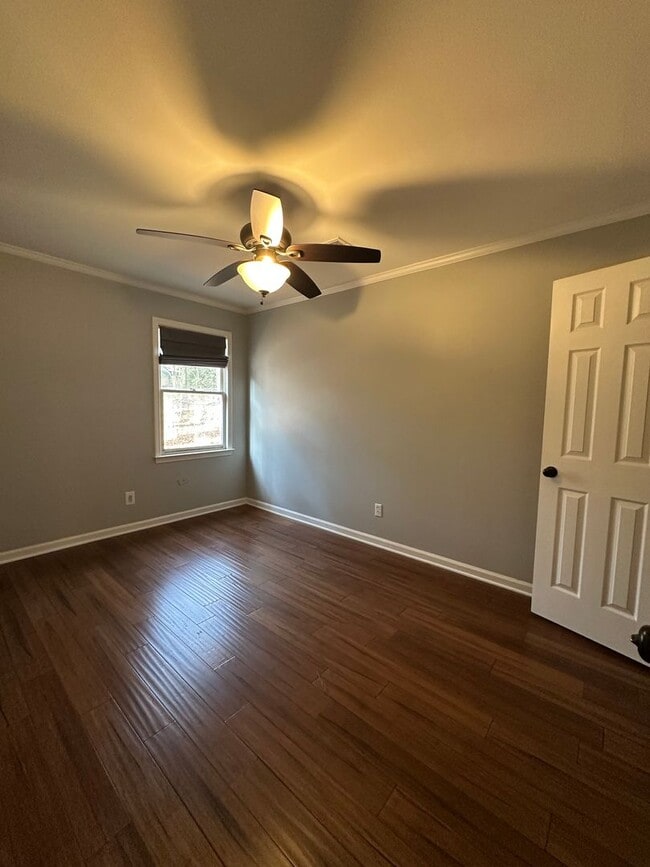 Building Photo - 3 Bedroom, 2 bathroom house on the Eastside, move-in ready