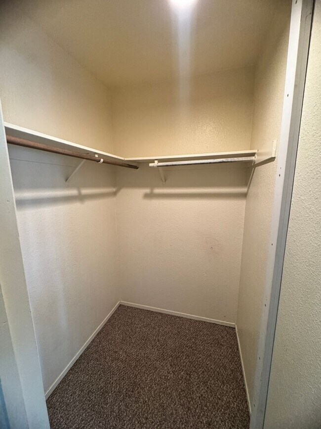 Building Photo - 1 Bed/1 Bath in Gated Community Condo